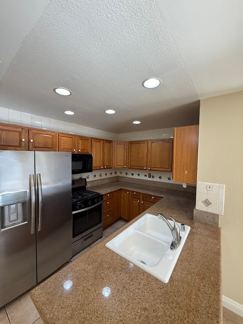 Beautiful 3 Bedroom, 2 Bathroom, Simi Valley Condominium, Ready for Move-In! – photo 4