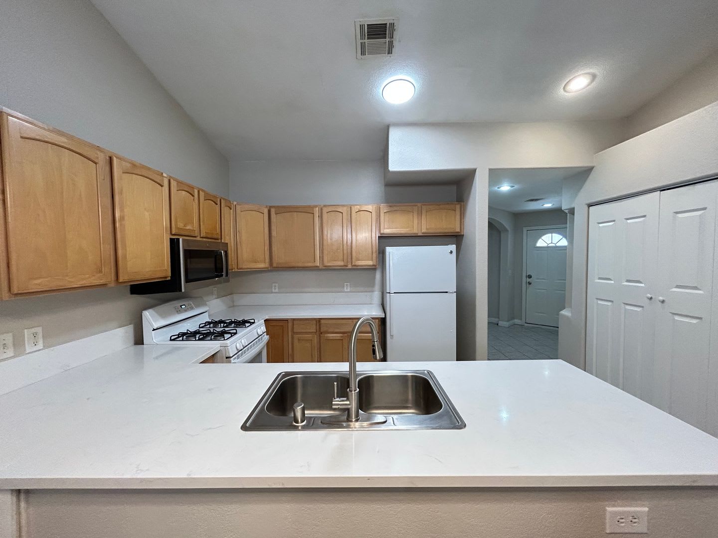 Single Story 3-Bed 2-Bath Townhouse! – photo 5