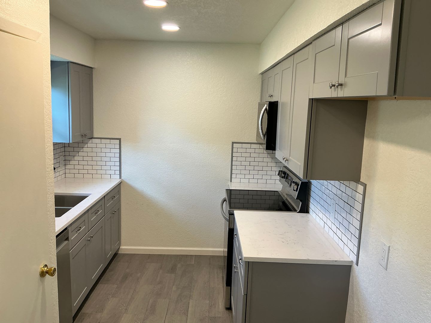 4/2 with Premium Finishes & Great Backyard – photo 4