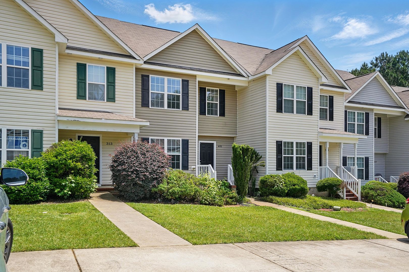 Beautifully Updated Townhome in Clayton – Available Now! – photo 2