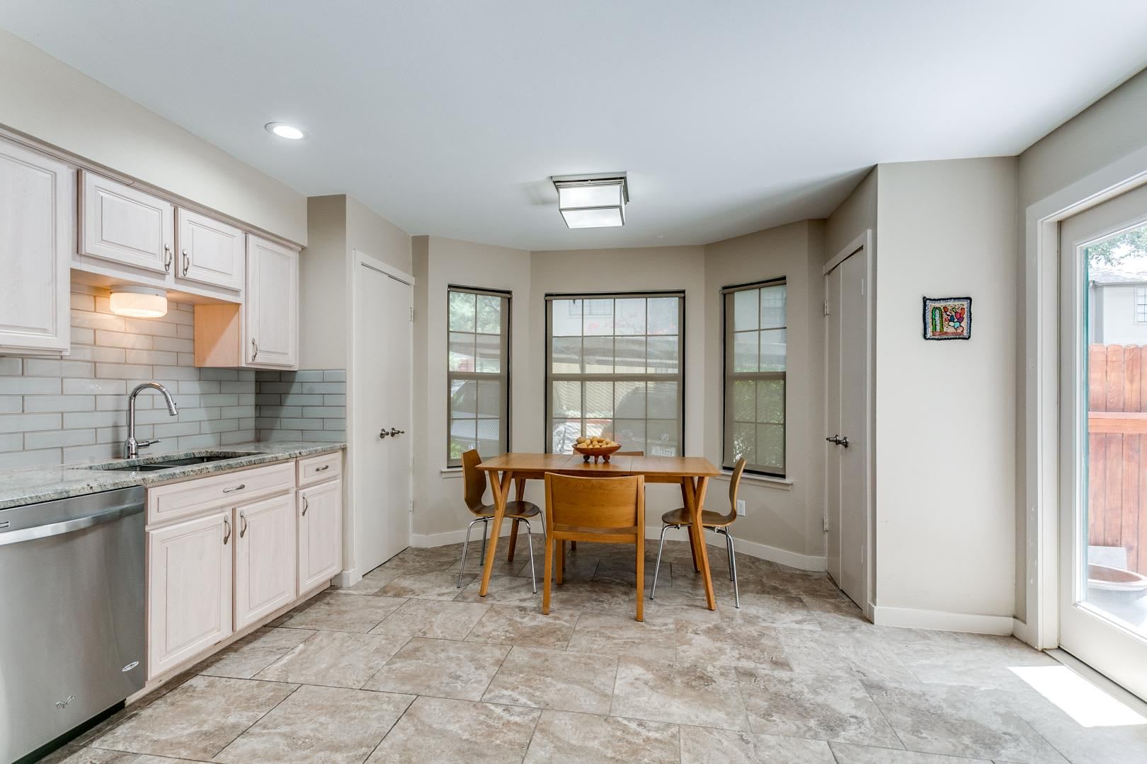 Lovely Corner Condo In A Gated Community In Prime San Antonio Location – photo 2