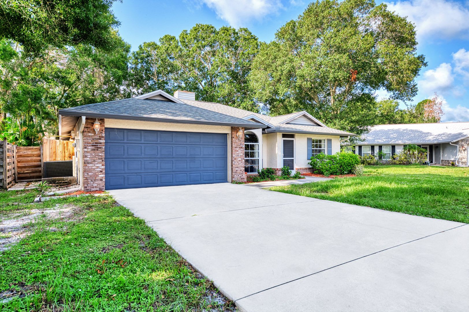 Stunning 3 Bedroom 2 Bathroom 2 Car Garage Home Located In The Highly Sought After Briarwood Community – photo 2