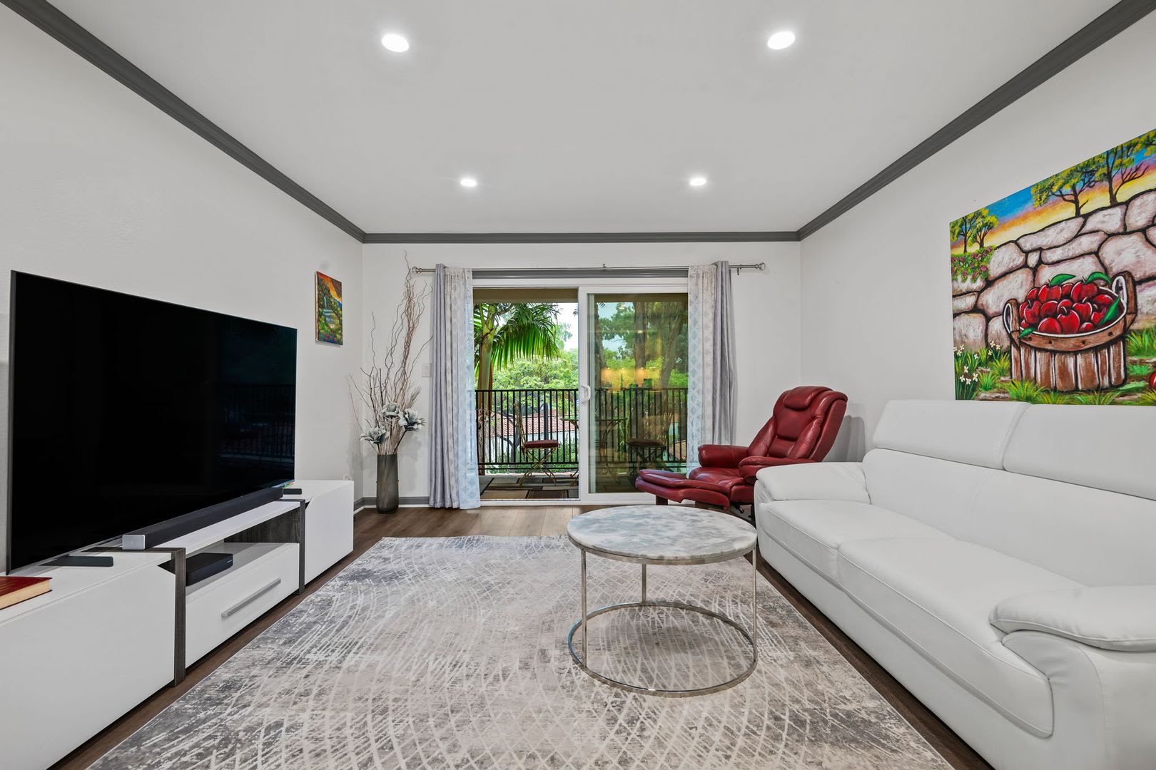 Fully Furnished 1BR/1BA – Top-Floor El Escorial Villa at East Beach – photo 5