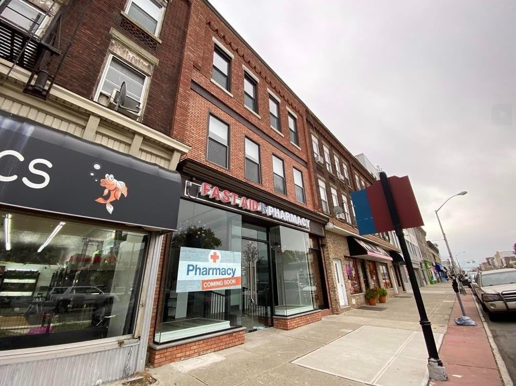 698 BROADWAY – photo 2