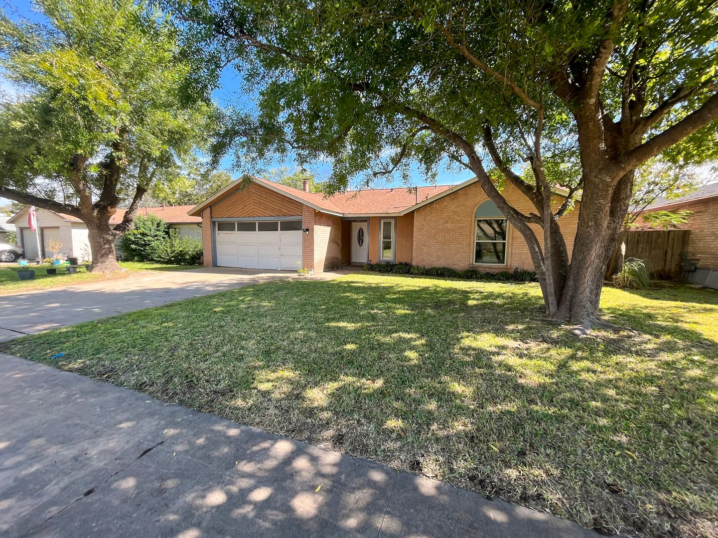 North Austin Home Great Area And Ready Now – photo 1