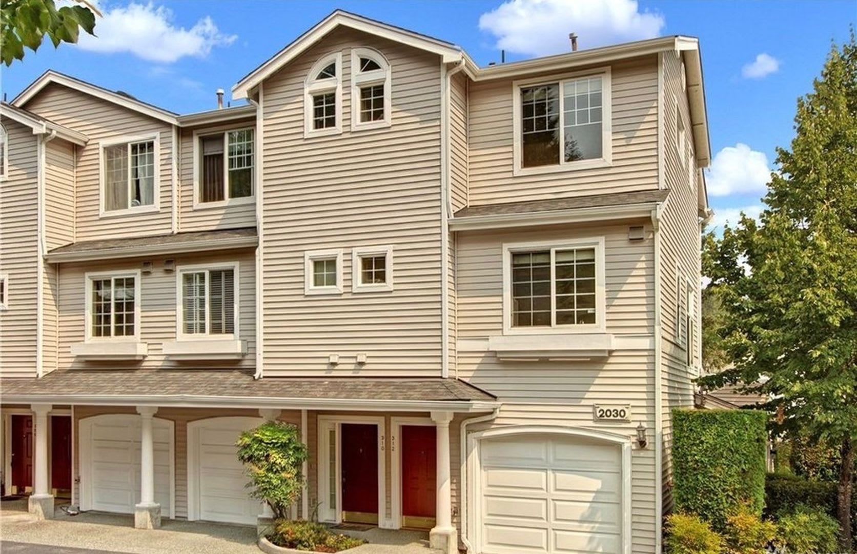 Bellevue Townhouse!!! – photo 1