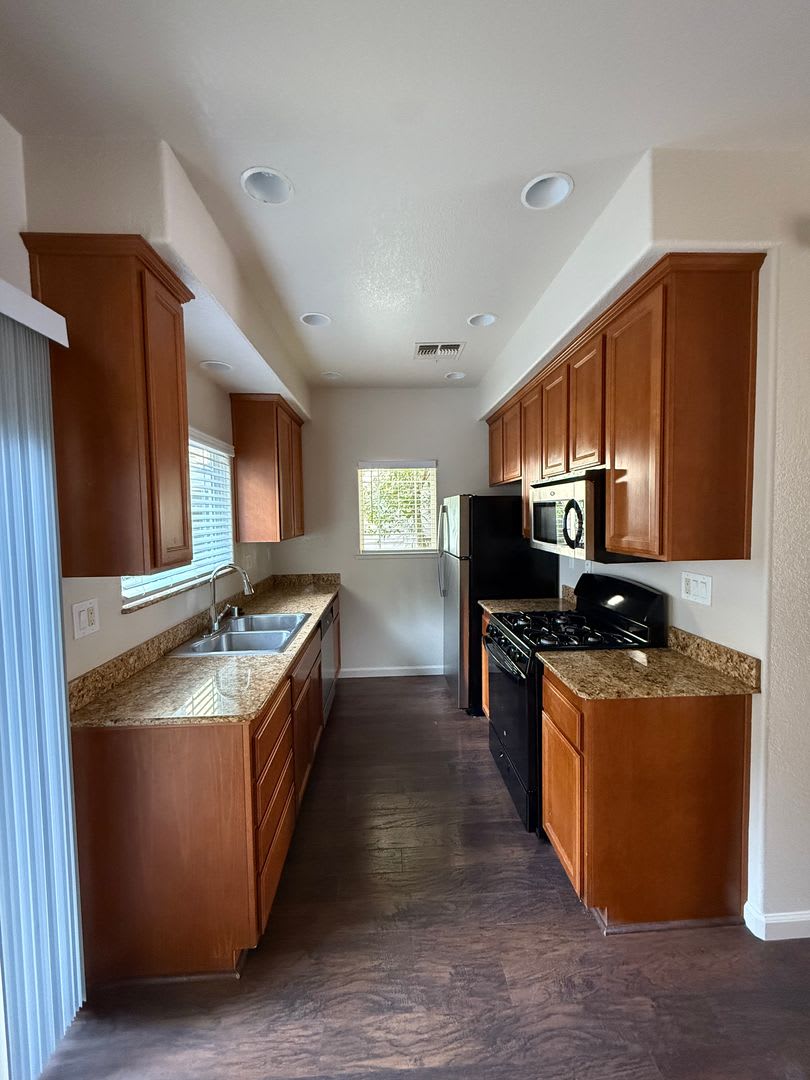 3 Bedroom Home Close To Gym And Shopping 1 000 Off First Month S Rent – photo 4
