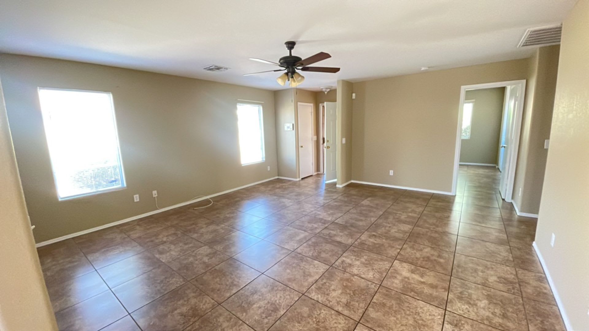 Well maintained 3 bedroom in Glendale! – photo 4