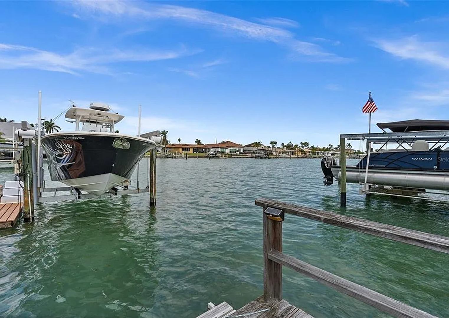 Stunning Waterfront Home – photo 3