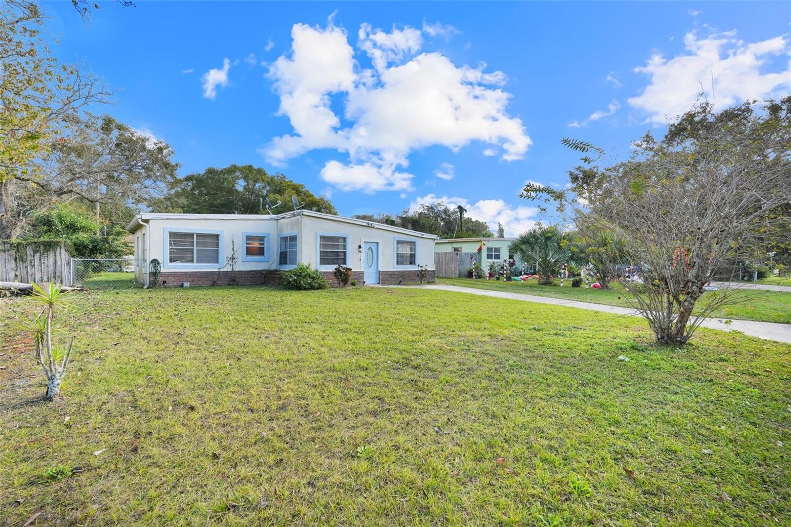 This charming 3 Bedroom, 2 Bath Single Family Home For Rent at 107 Garrison Dr. Sanford, FL 32771 – photo 3