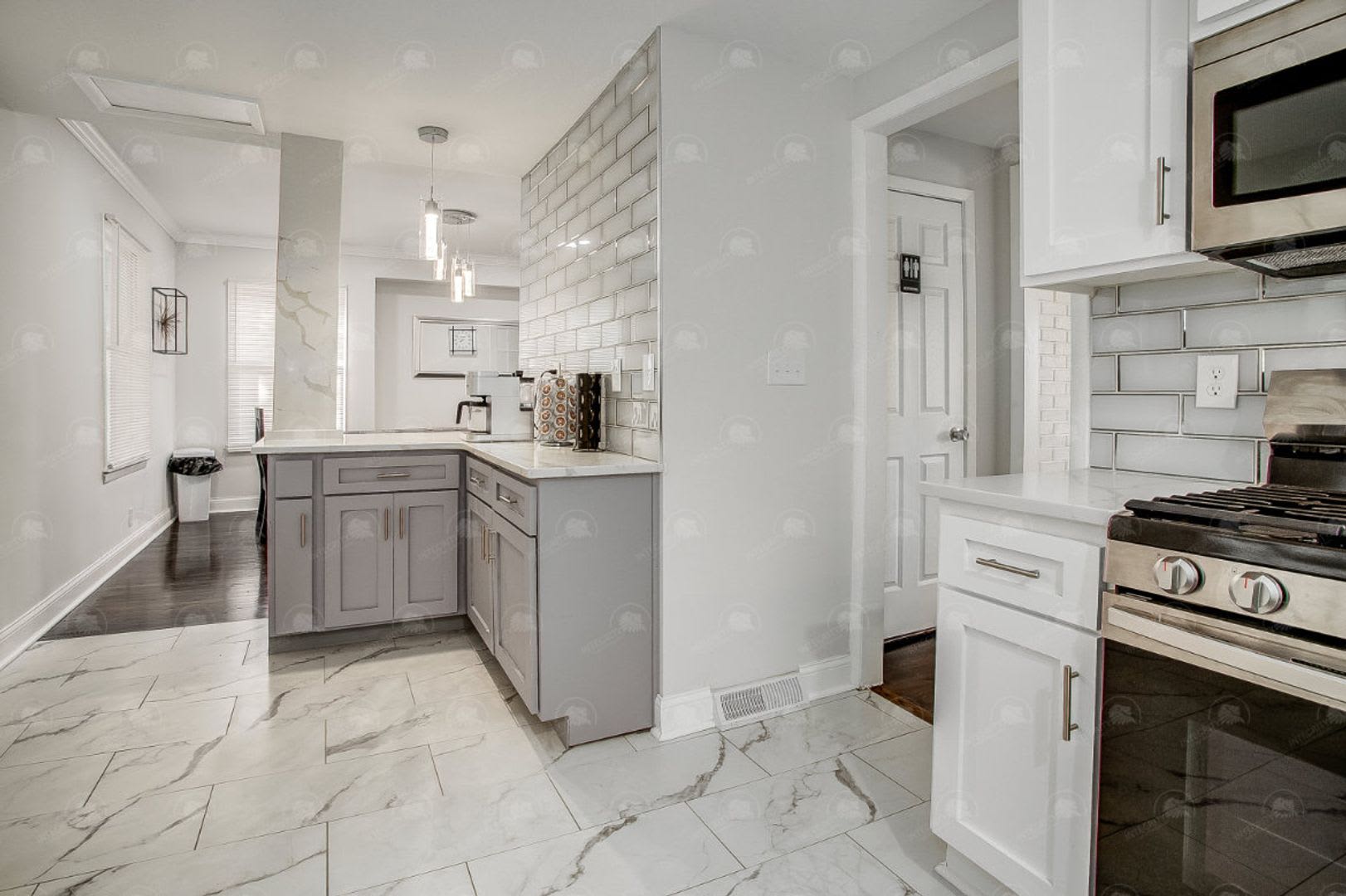 LEASING SPECIAL!!!!! 3-bedroom 3-bathroom w/a loft in historic Pendleton Heights! – photo 5