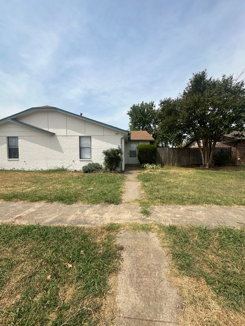 2 bed, 2 bath, Duplex with 1 car garage – photo 1