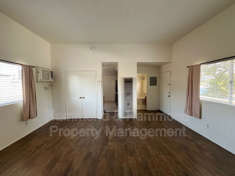 5723 Willowcrest Ave. – photo 2