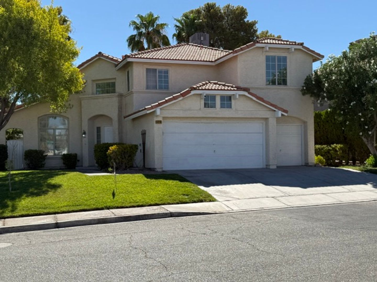 Stunning Updated Retreat In Spring Valley 4 Bed 3 Bath 3 Car Garage Large Loft Only 2 495 – photo 1