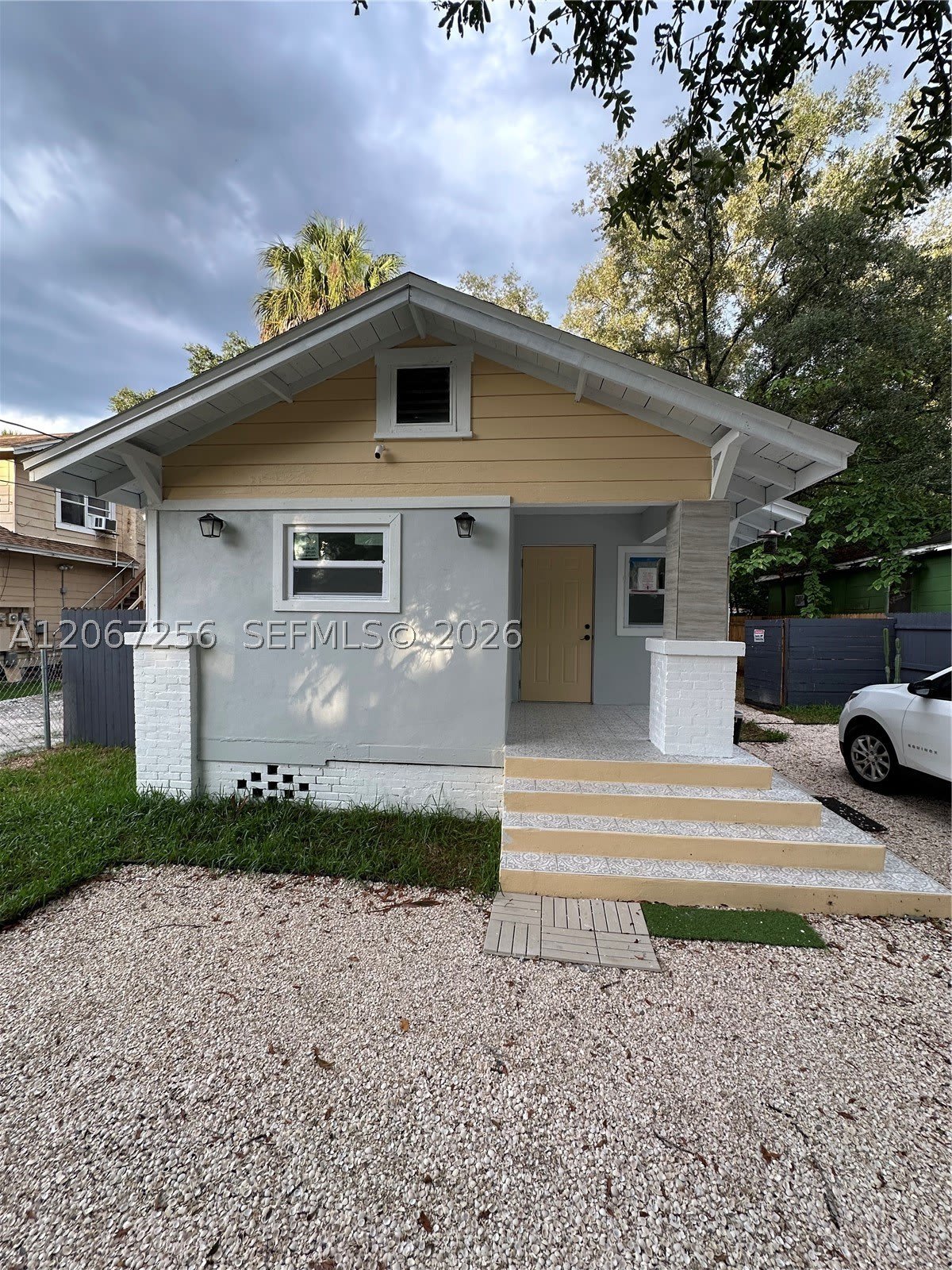 8111 N 10 – photo 1