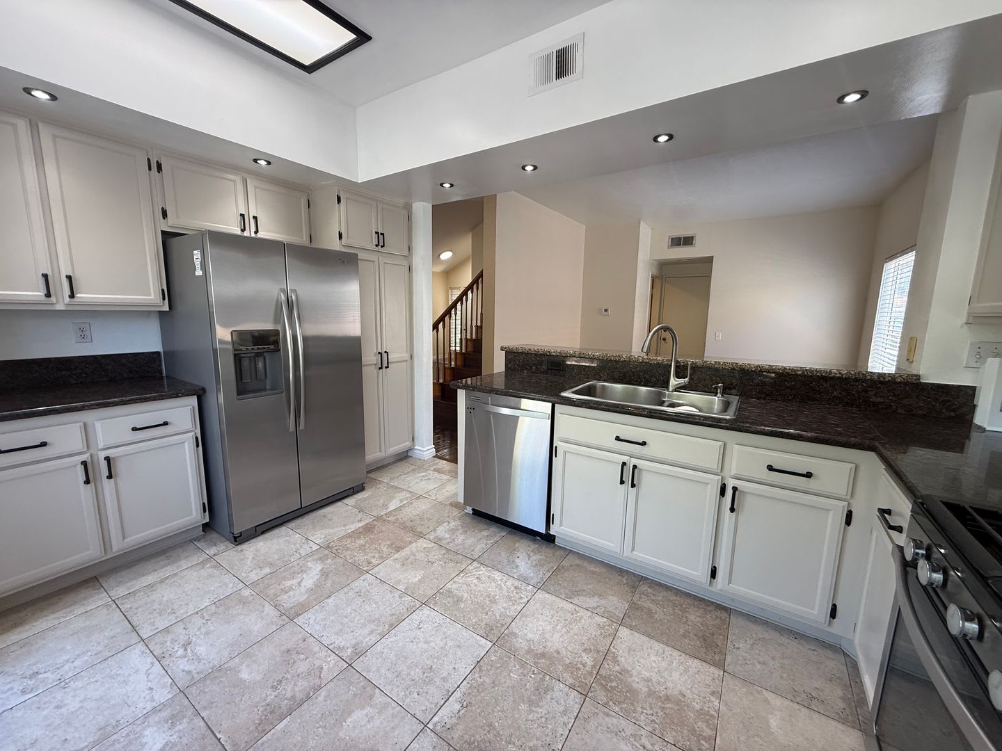 3 bedroom, 2 1/2 bath single-family home in a wonderful neighborhood – photo 2