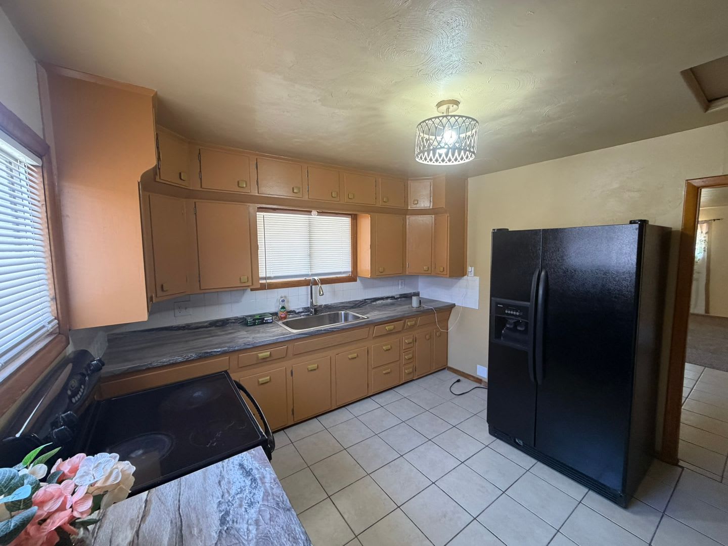 3 Bed 2 Bath Home w/ Detached Garage – photo 4