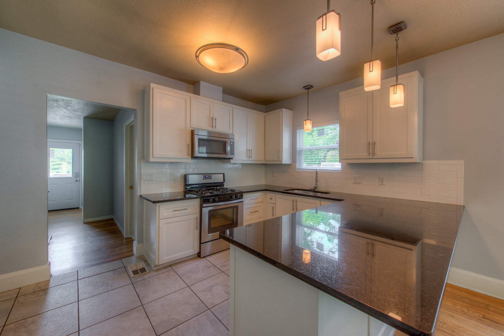 AUGUST UT PRE-LEASE: West Campus 5 bed / 3 bath home, private backyard, spacious living room – photo 4