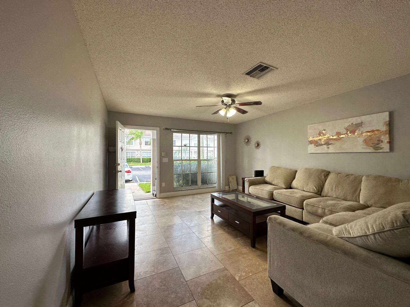 Beautiful Townhome in a gated community with assigned parking spots and a community pool – photo 3