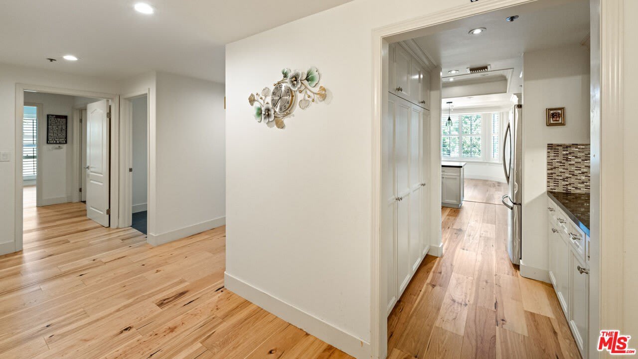 575 S Barrington Ave – photo 4