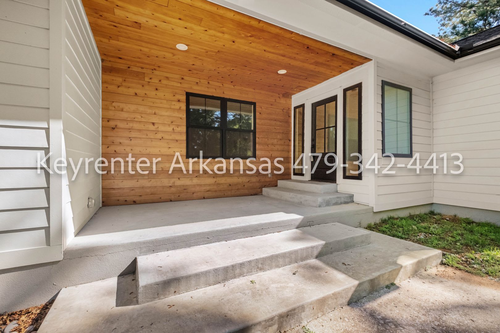 Beautiful 5‑Bedroom Home with Hardwood Floors, Fireplace & Luxurious Master Suite – photo 4