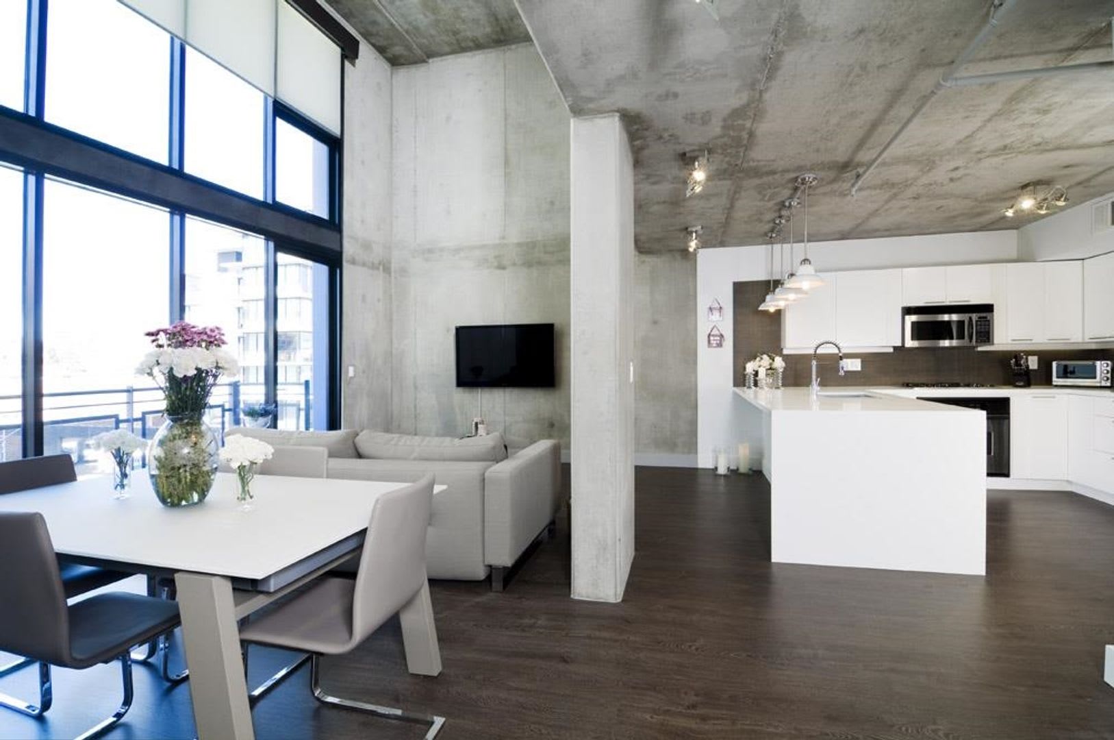 Modern condo in the prestigious DOMA building! – photo 1