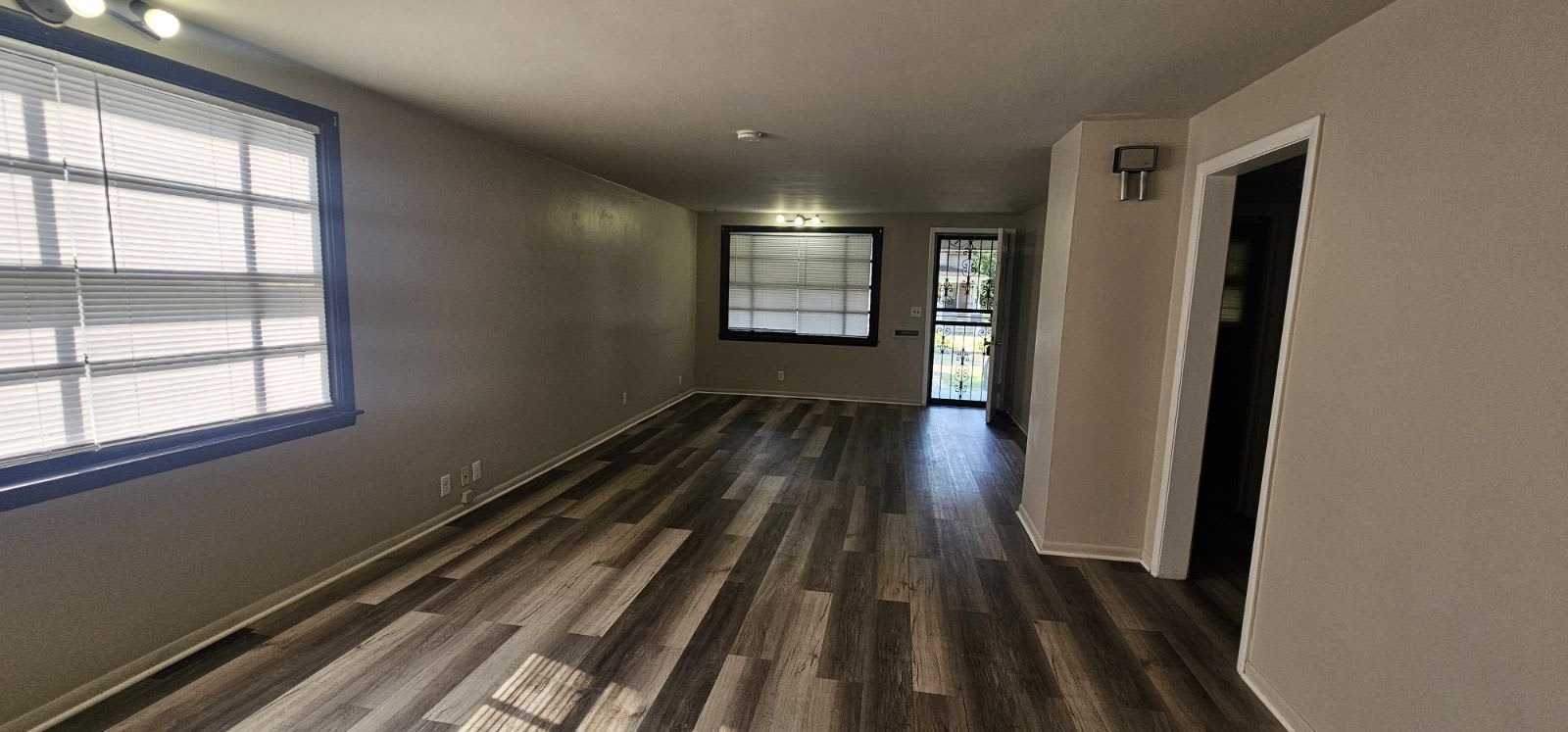 1105 W Jefferson Blvd – photo 3