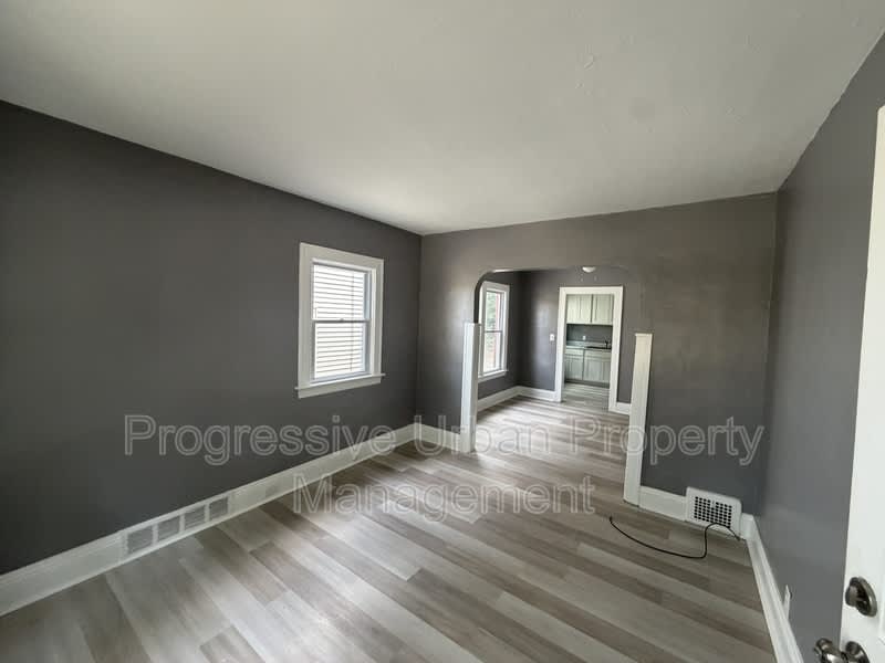 3235 West 121st Street – photo 3