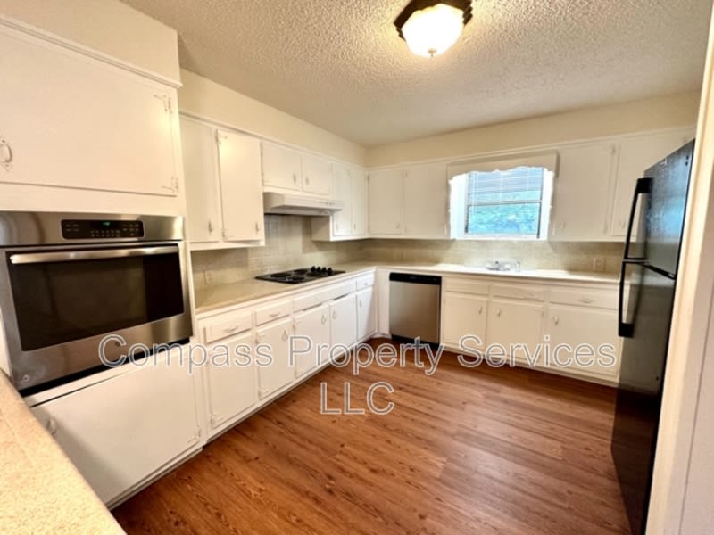 1400 Royal Oaks Dr – photo 4