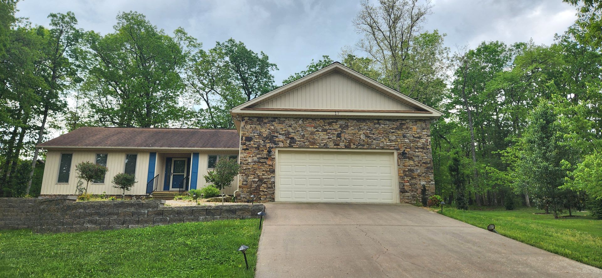 Spacious rental in desirable neighborhood with 3 full baths! Available from Now-March 27 – photo 1