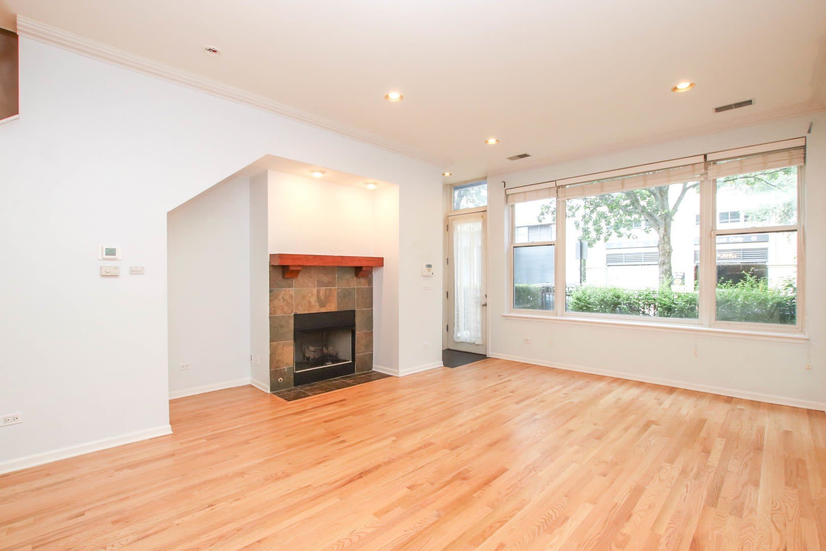 945 N Kingsbury Street – photo 3