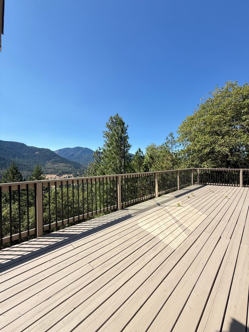 Scenic 4 Bed 2.5 Bath Rogue River Home with Stunning Valley Views – photo 3