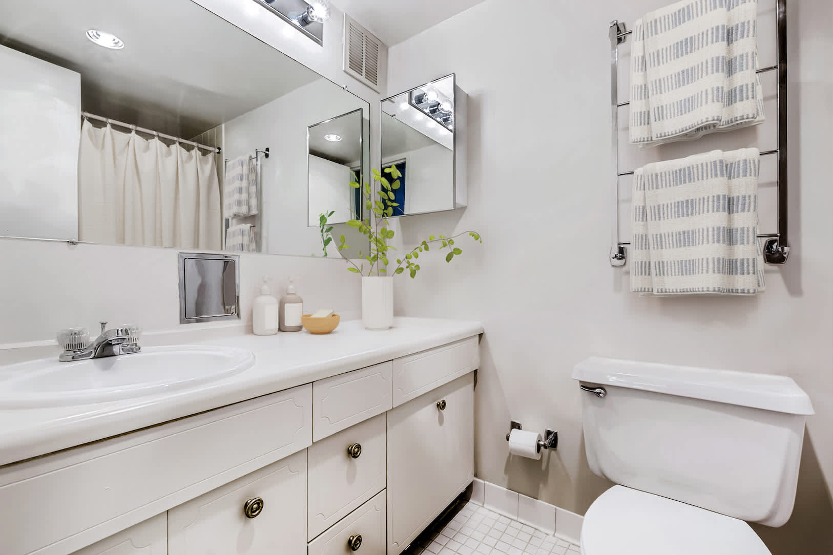 Twin Towers Apartments – photo 3