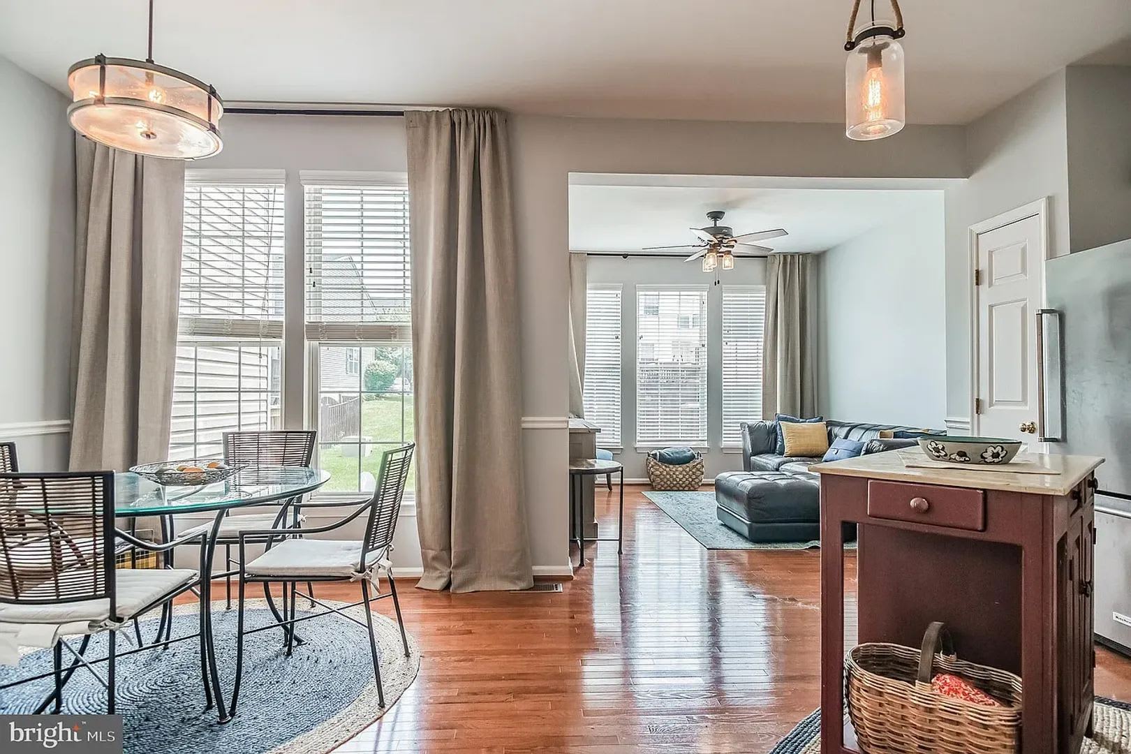 Beautiful & Comfortable 3 Bed 4 Bath End Unit – photo 3