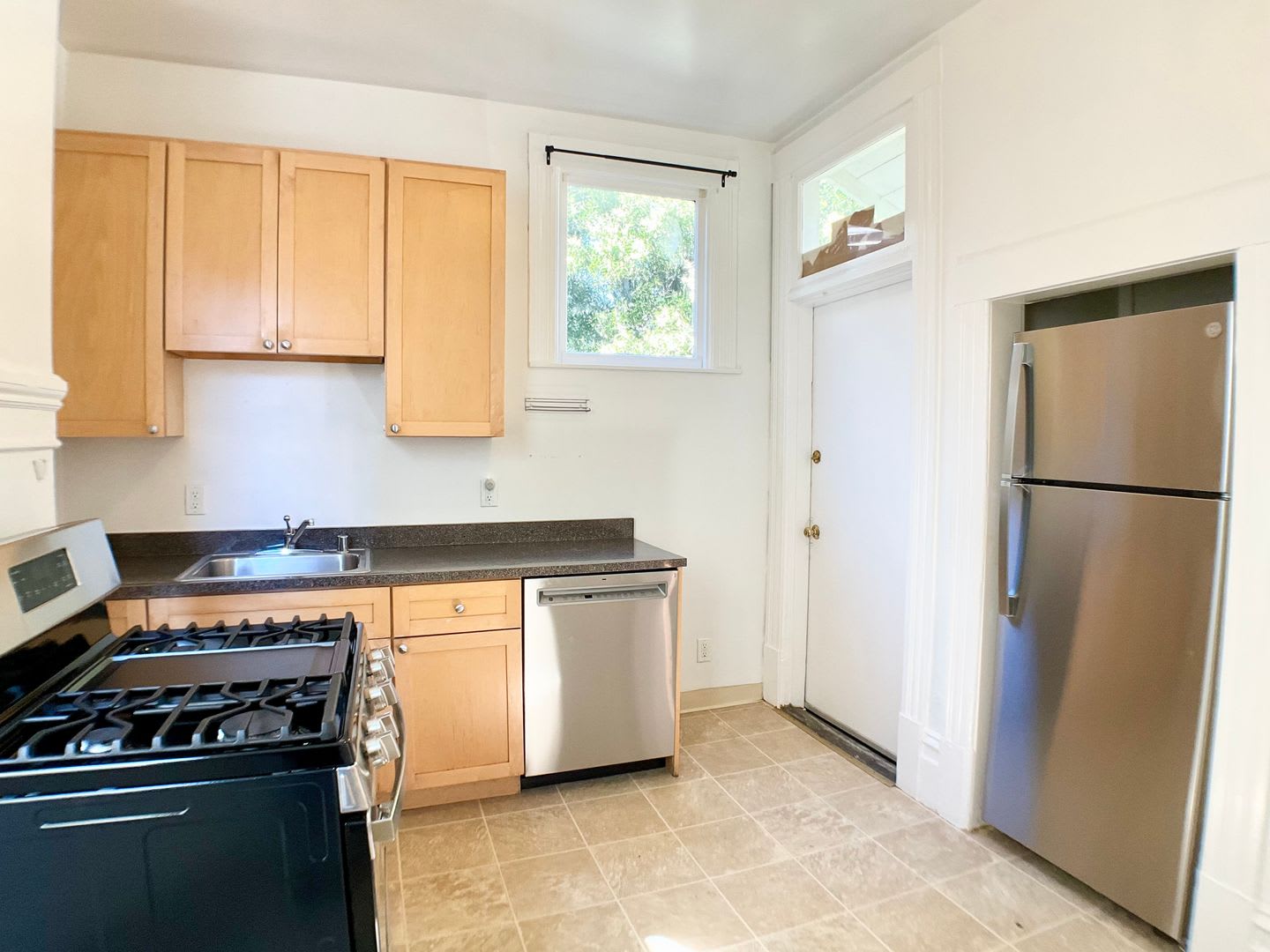 Top Floor FULL FLOOR FLAT! Dual-Pane Windows, Dishwasher, Laundry On-site! – photo 3