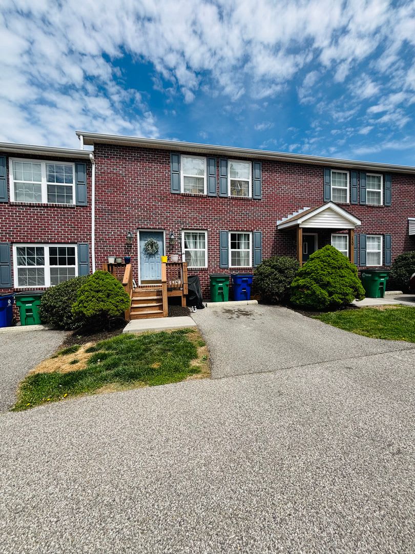 3 Bedroom 2 Bath Townhouse – photo 1