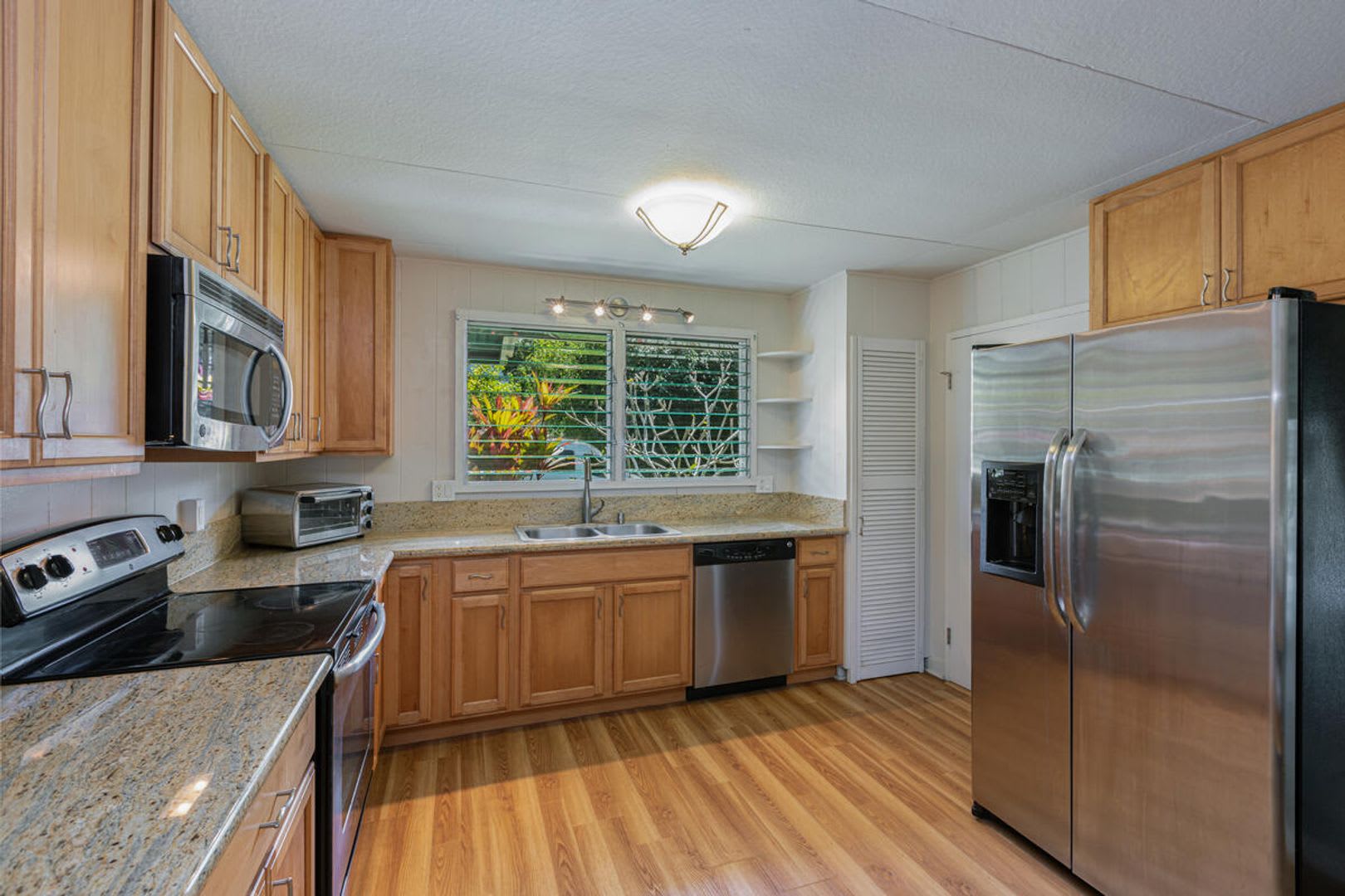 Downtown Hanalei, walk to town and beach, fully furnished 3 bedroom 2bath home available 9/1/26 – photo 2