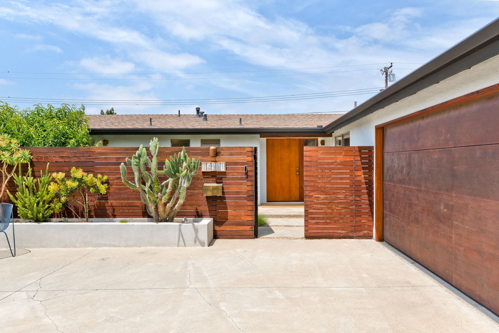 A Fully Furnished Modern Portfolio Home with a Large Backyard Oasis & 3 Comfortable Bedrooms! – photo 1