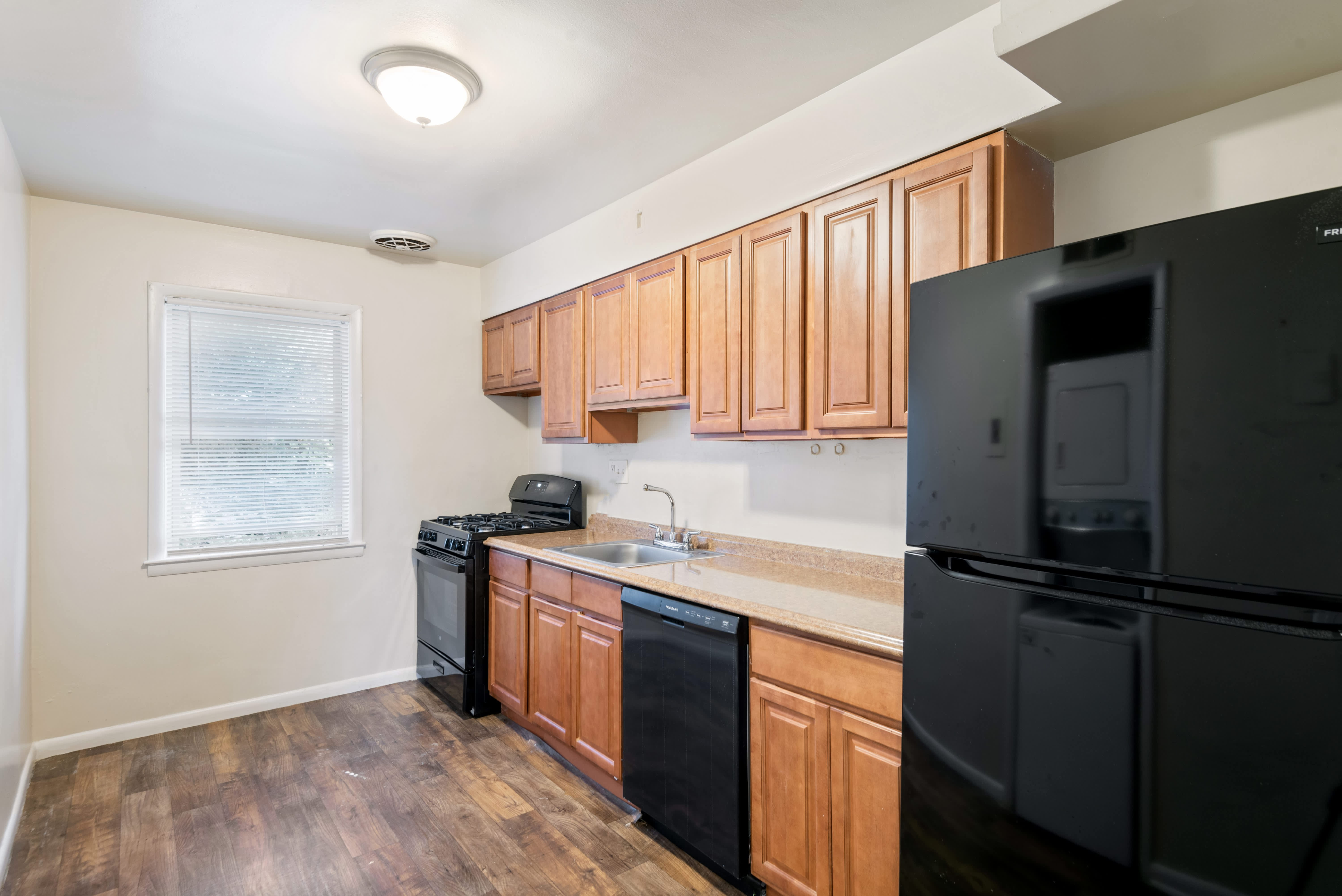 Wilshire Apartments – photo 1