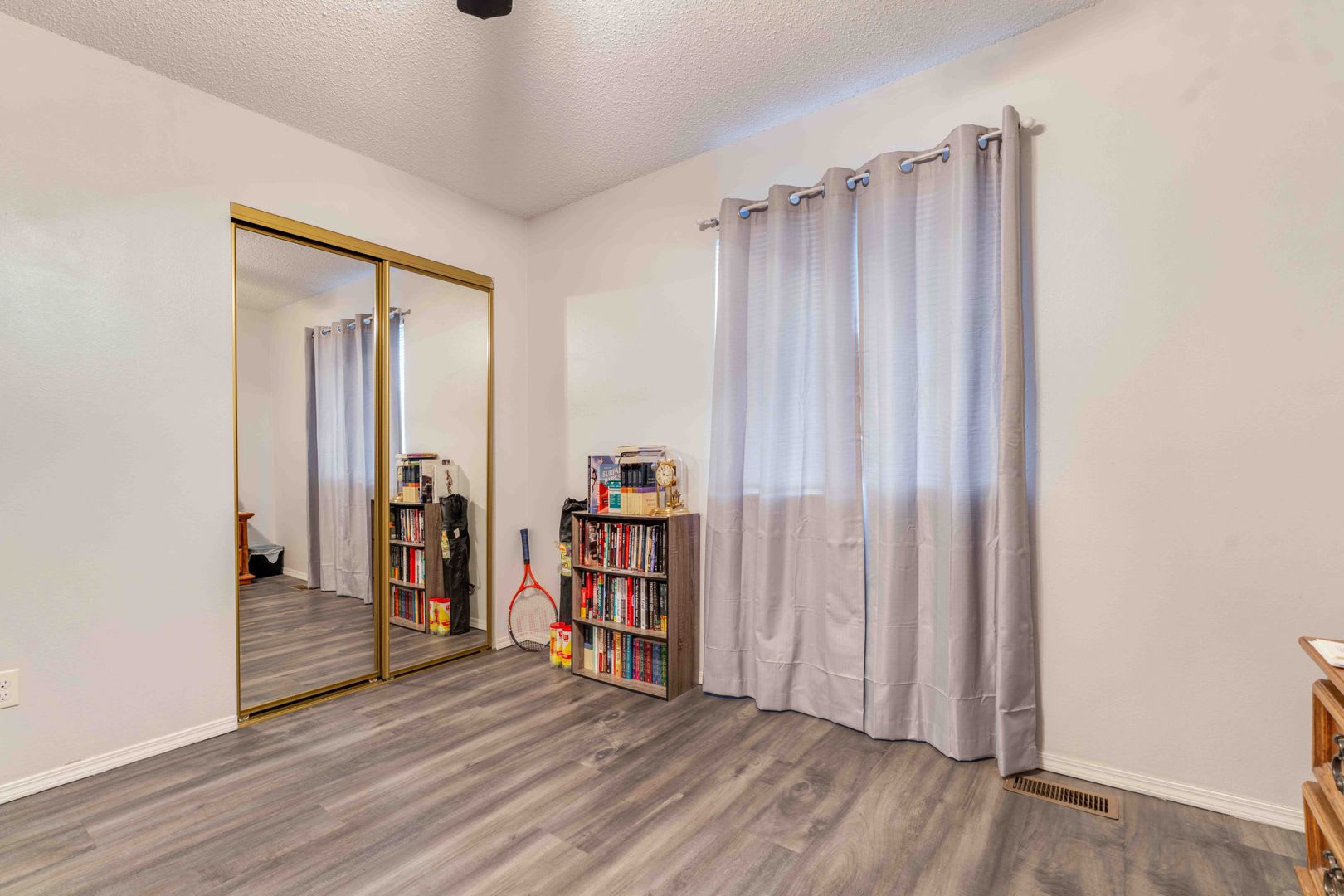 2-Bed 1.5-Bath townhome For Rent – photo 3