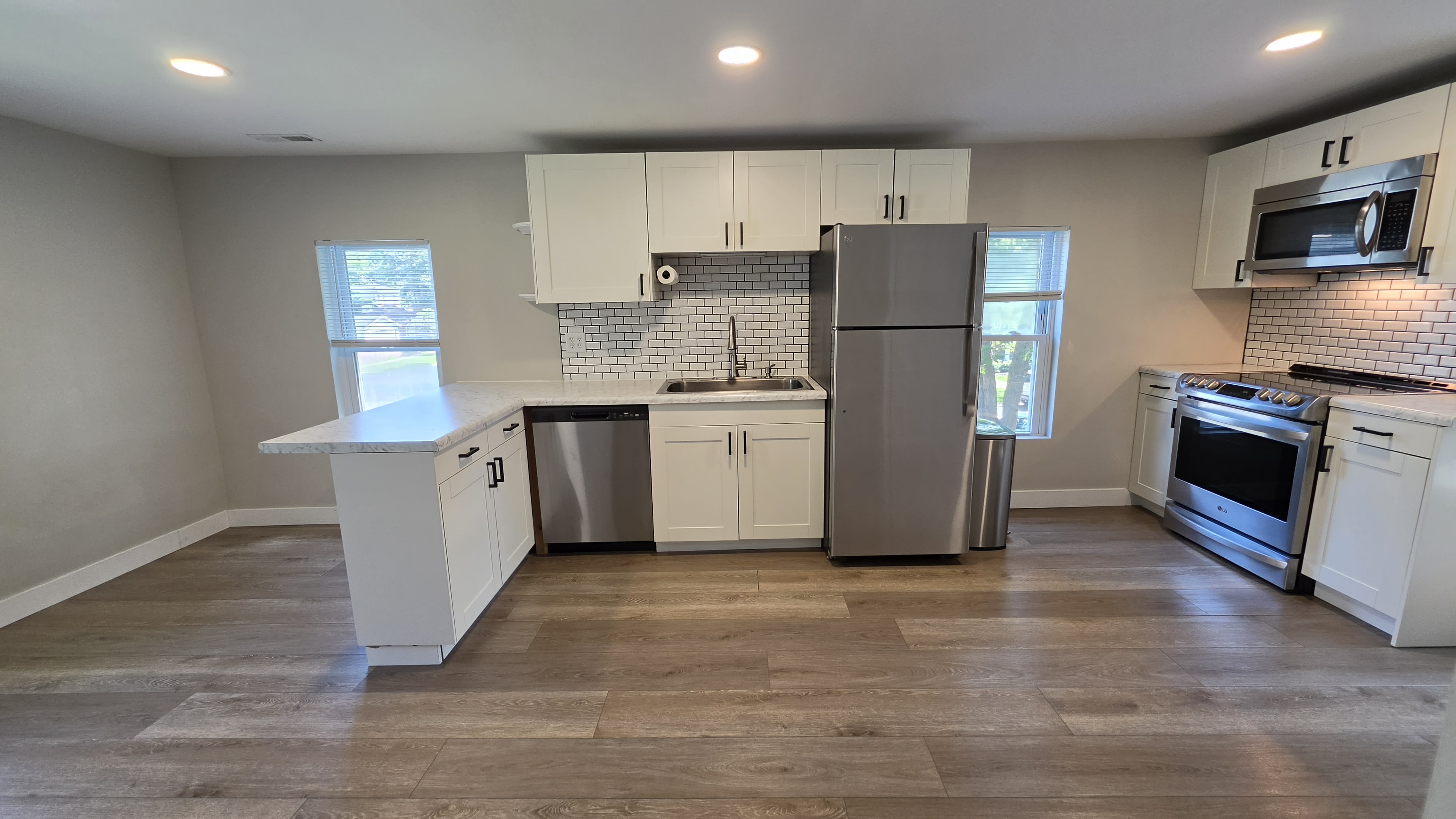 760 E Main St – photo 1