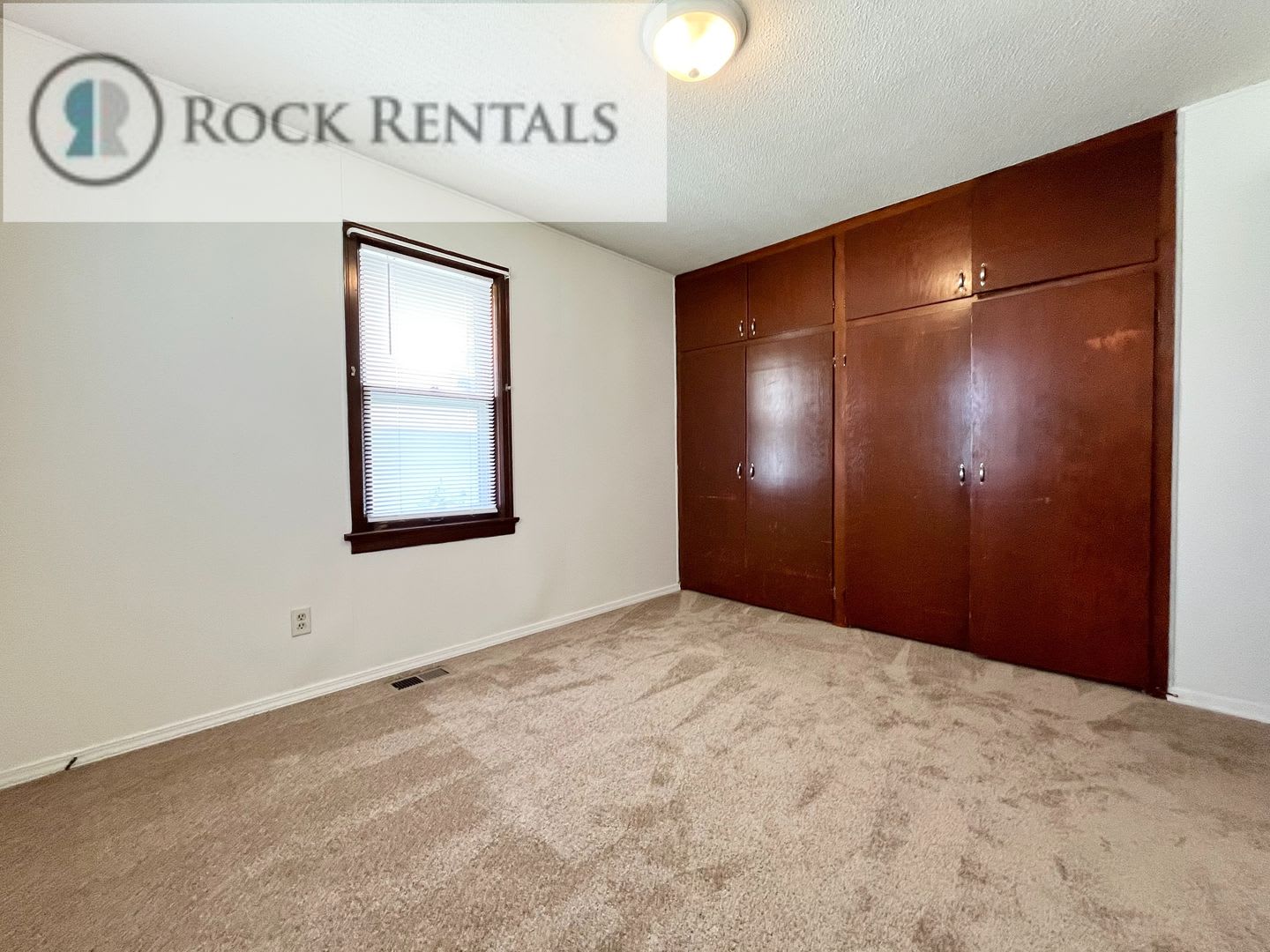 2 Bed 1 Bath House with Garage – photo 4