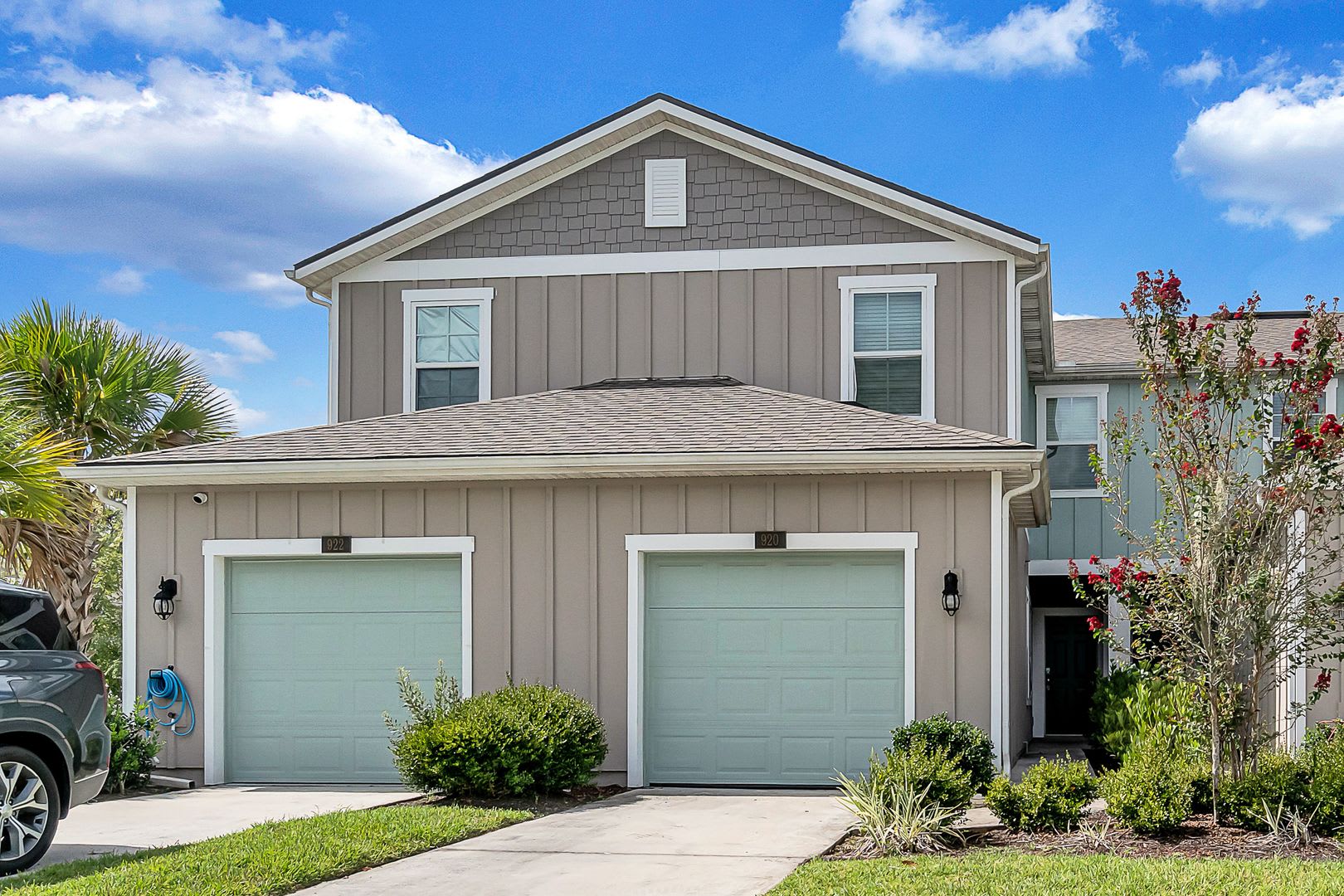 Stunning 3 Bed 2.5 Bath Townhouse! – photo 1