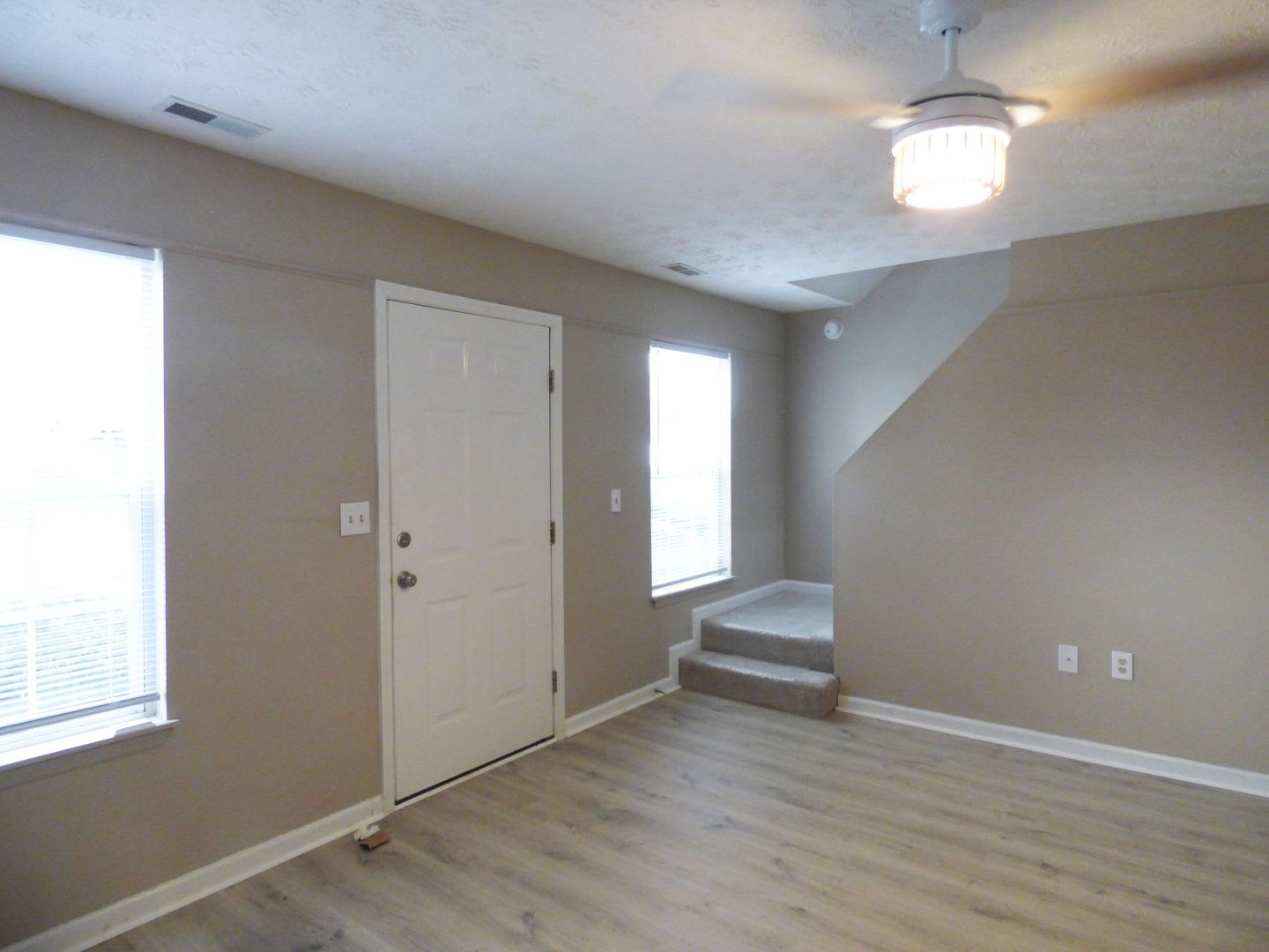Lovely, Spacious Townhouse! Off-Street Parking, W/D Included, Full Basement, Pets Ok! – photo 3
