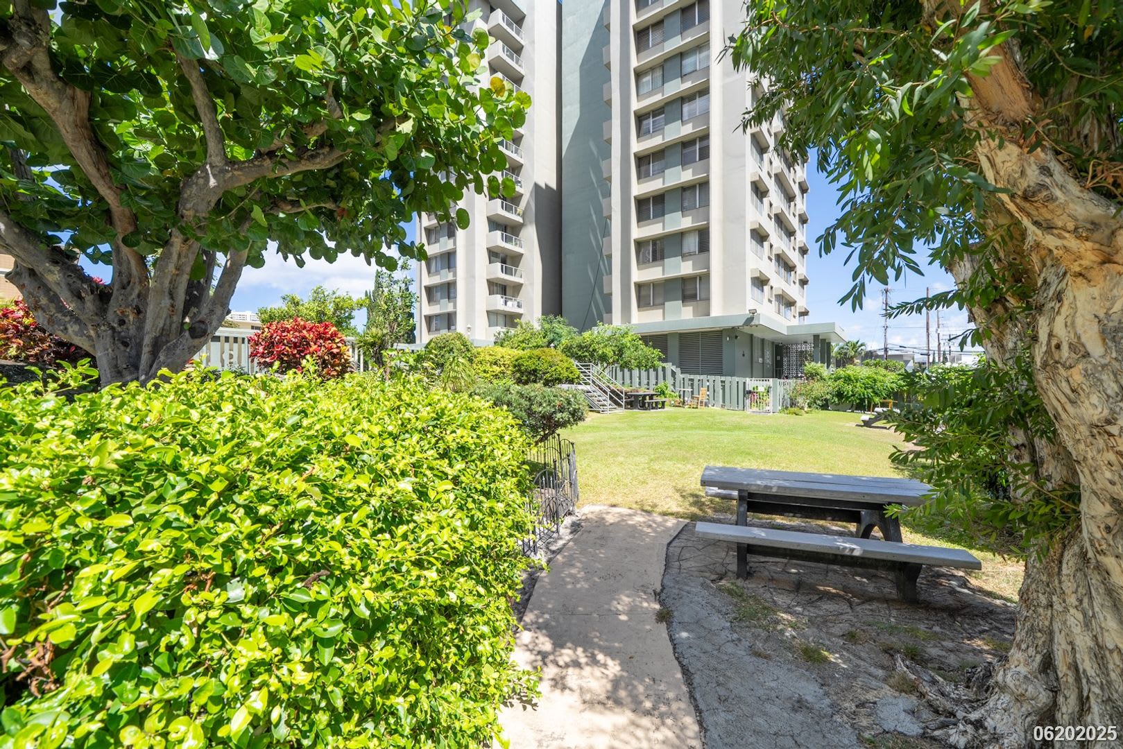 2400 2 Bd 1 Ba 1 Parking Condo In Hono Hale Towers – photo 3