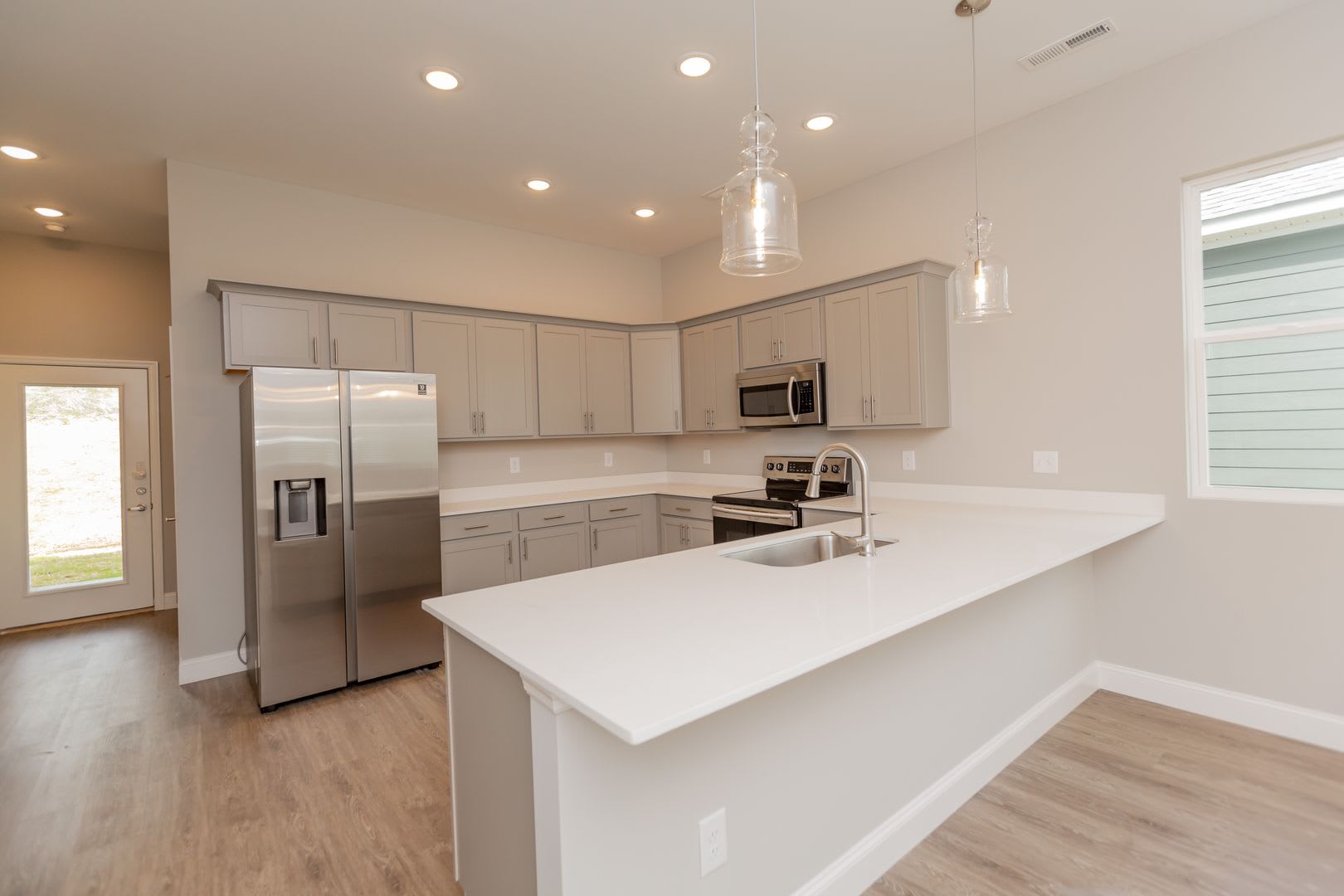 Modern 4 Bedroom Home in Red Bank – photo 2