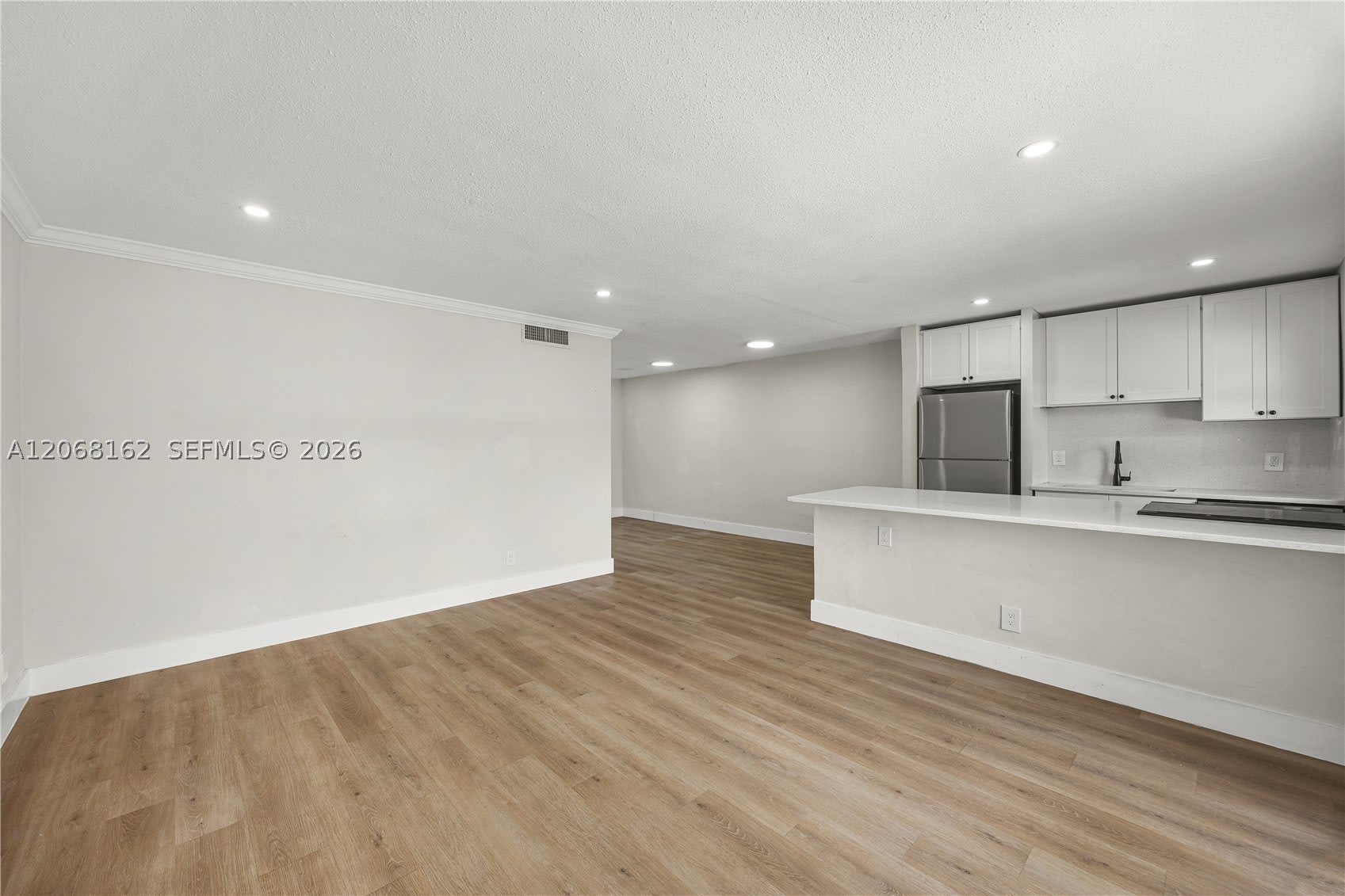 5450 Hollywood Blvd – photo 2