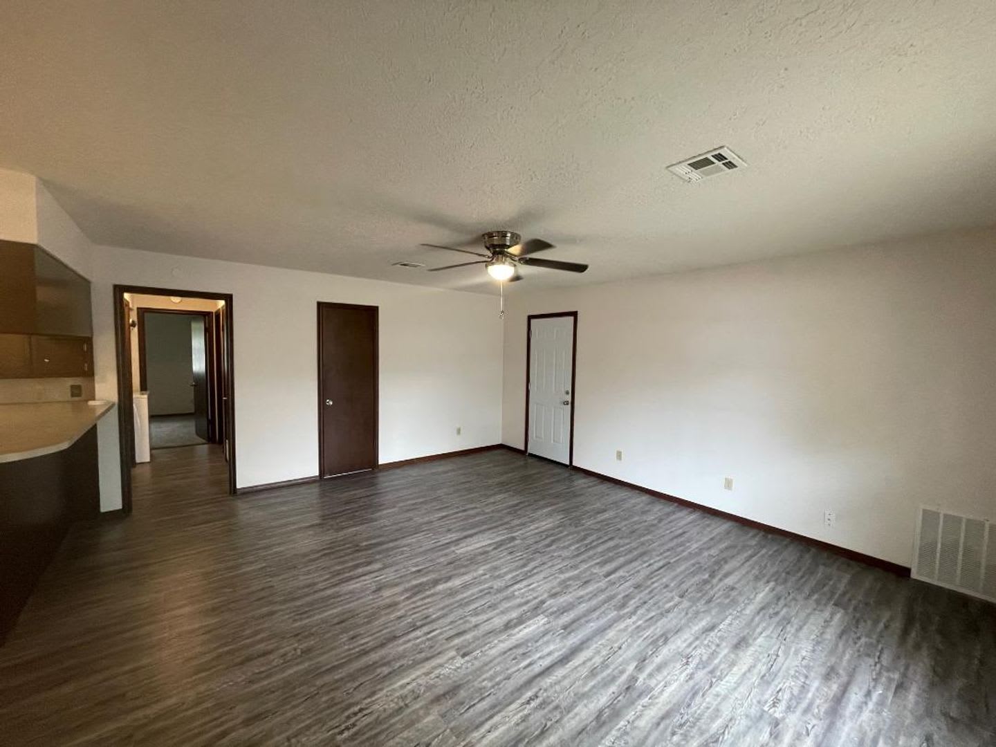 ADORABLE 2 BEDROOM 1 BATHROOM DUPLEX – photo 2