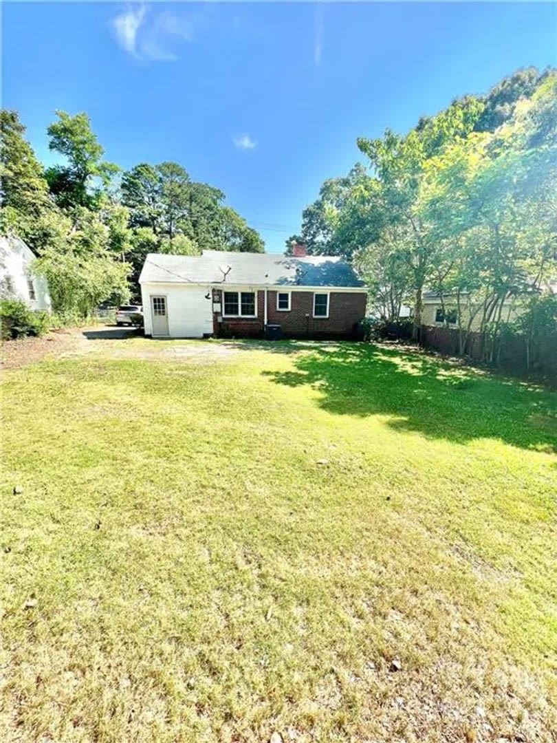 Room in 3 Bedroom Home at Remount Rd – photo 4