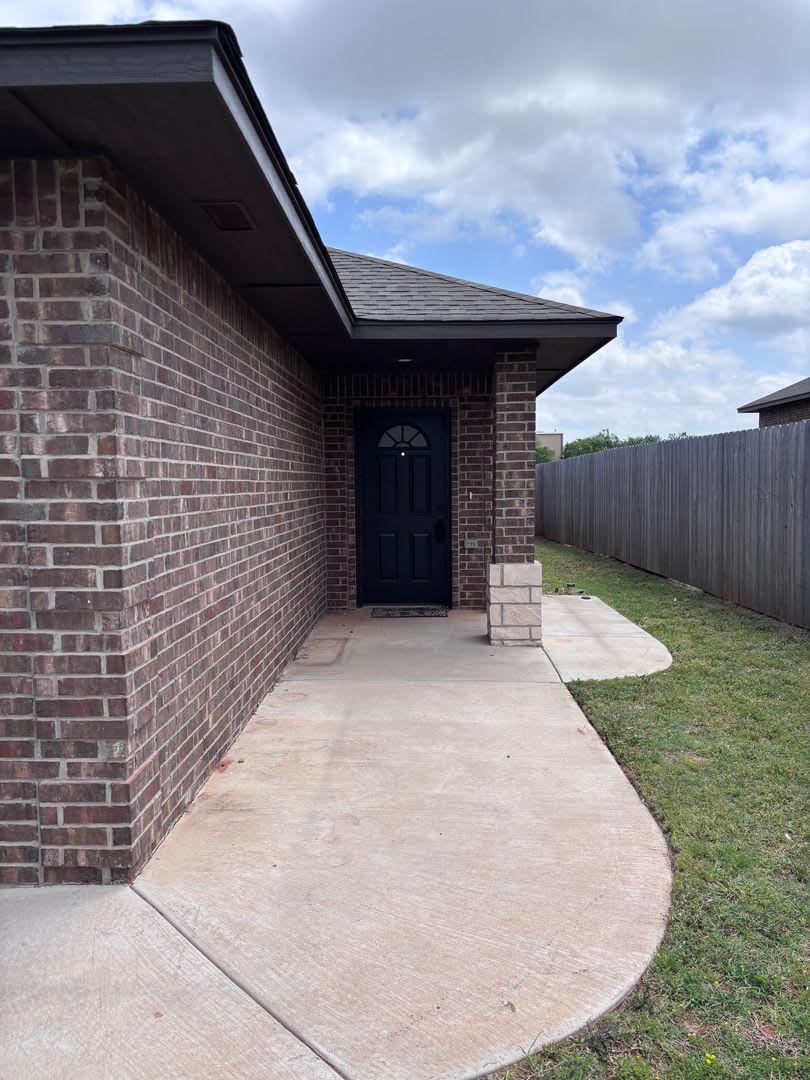 Move in Special!! 3br 2ba duplex with 2 car garage in OKC! – photo 2